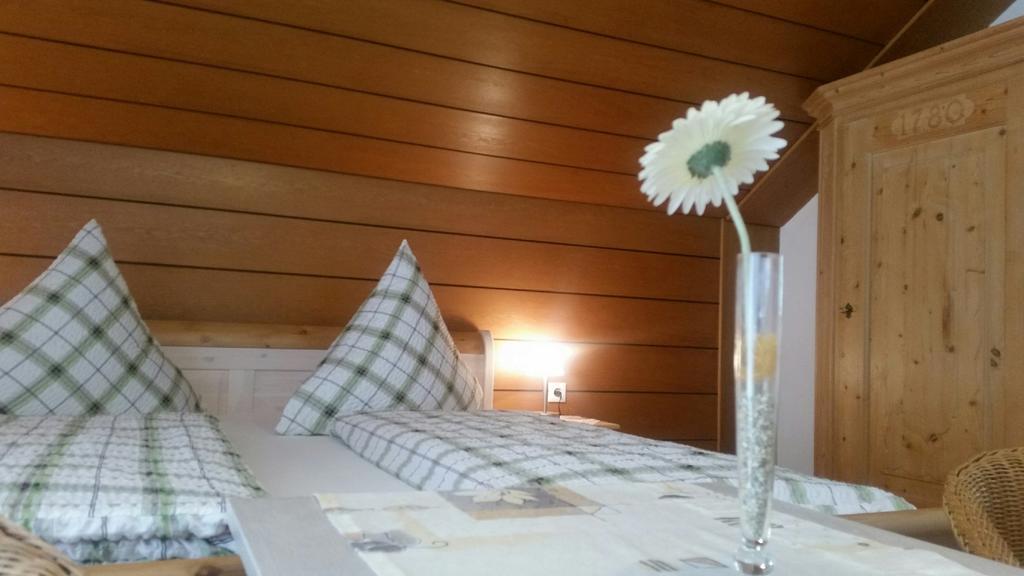 Hotel-Pension Haus Hubertus Weigendorf Habitación foto